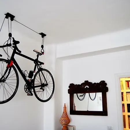 Famiglia Poggi, The Flying Hippo Apartamento